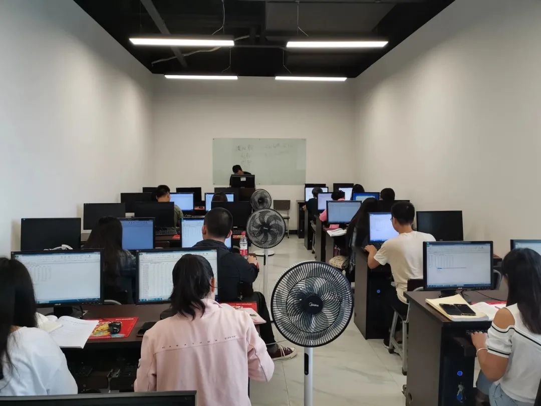 ����ɭ����