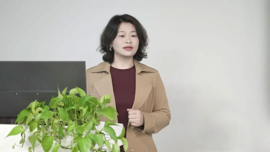 愛因森教育校長朱清瓊作總結發(fā)言 愛因森教育校長朱清瓊作總結發(fā)言